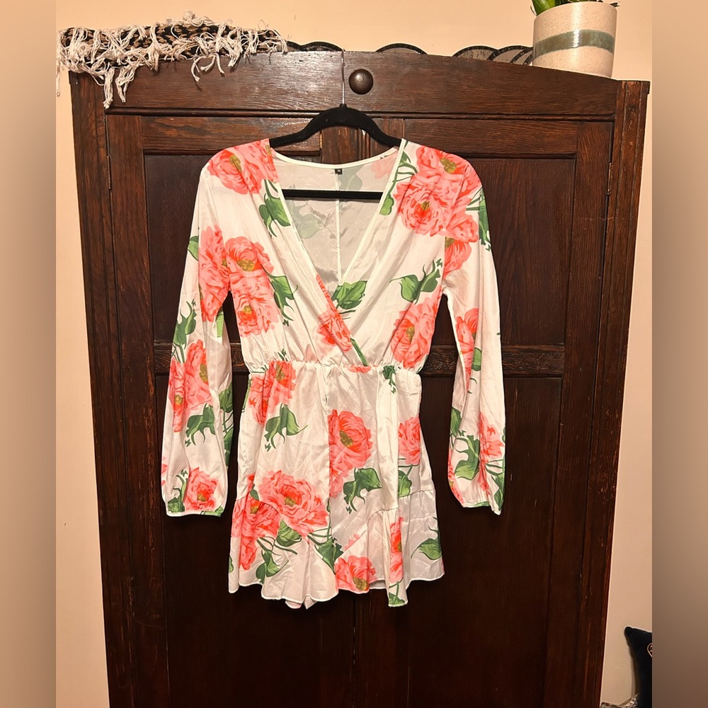 Light, cute flowery romper. Size medium, gently used, one small tear pictured.